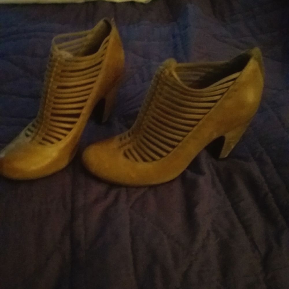 CUTE TAN ANKLE BOOTS